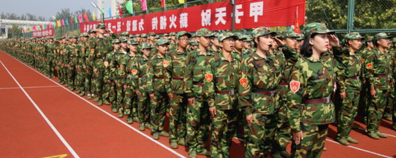 運(yùn)動(dòng)健兒在跑道上沖刺