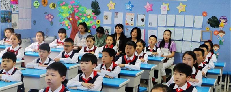 三至六年級的作業(yè)輔導(dǎo)主要以留在教室內(nèi)完成作業(yè)為主