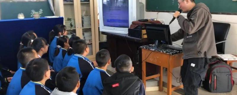 老師們?yōu)楦靼鄮熒峁┮粚σ? /></p>
<p>第二的 恩 現在西班牙語真的很火 但還是先把英語學好吧 到時候最后一年還要再選修一門外語的 那時候再選也不遲 呵呵 再。要是你想考研的話其實大部分就是看英語。</p>
<p>問下,廣西梧州英語培訓機構選擇哪家好呢？</p>
<p>學習英語的話，最好選擇全日制的英語培訓機構，據我了解，河池iBS做的很不錯，是全日制的教學模式，你不妨到這家去看看。</p>
<p>梧州這邊想找個好點的輔導機構學習英語口語。</p>
<p>播音主持英語要好么</p>
<p>呵呵~當然可以啊~你可以主修漢語么…。</p>
<p>播音主持英語要好么 我想學播音可是我英語差的嚇人</p>
<p>個人建議英語還是不要太差，有些學校會對單科成績有要求的，比如必須及格之類的，不過有些學校沒有要求，具體要看你考的學校，這些信息在學校的招生簡章上會有詳細說明。播音主持如果不是考雙播，應該不要求你英語特別好，但是成績太差還是要努力。</p>
<p>英語播音主持專業(yè)較好的大學有哪些</p>
<p>我現在高二，英語比較好。<div style=display:none>梧州播音生英語一對一哪里好：http://m.veerage.com/course/42026.html</div></p>
<p>如果本身成績不錯的話，我也同時建議你考慮一下北外的英語系，傳媒大學的英語播音專業(yè)已經劃歸到英語語言文學專業(yè)下面了，其實學習的內容跟大部分英語專業(yè)有很多類似，不同的地方給人感覺就是有專門的糾音課，這個非常適合發(fā)音有問題的同學。</p></div>
            </div>
        </div>
        <div   id=