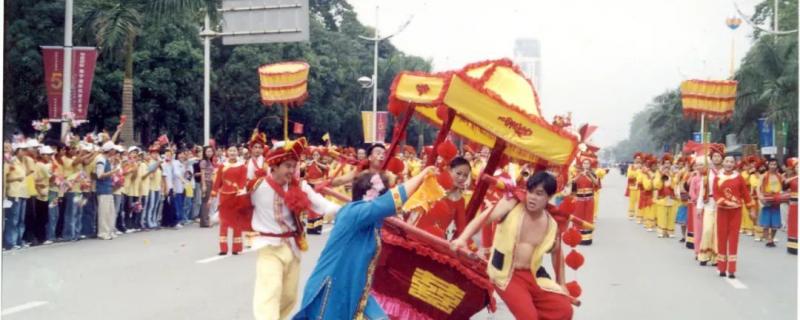 而南寧剪紙?jiān)诒兄腥A傳統(tǒng)剪紙文化基礎(chǔ)上又融入本土民族文化特色