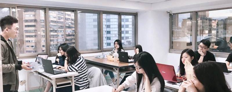 安排專職核心教學(xué)團(tuán)隊與心理咨詢對學(xué)生進(jìn)行一對一的專項輔導(dǎo)