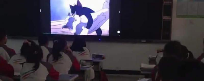 高三學生月考成績不錯老師想給學生們獎勵就是看一節(jié)課的動畫片