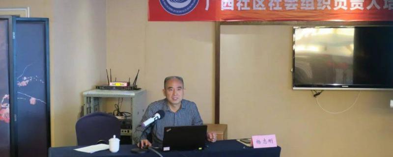 參觀三江縣冠小屯老年協(xié)會培訓學員和社區(qū)人員一起跳多耶舞學唱侗歌