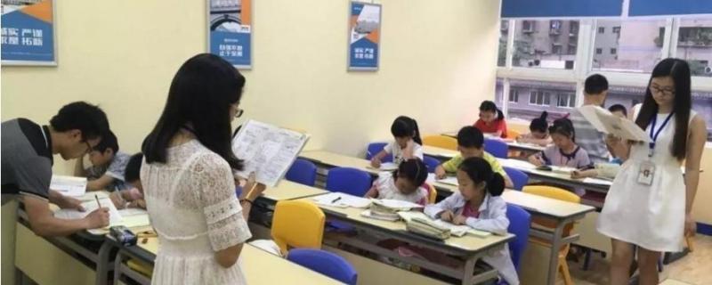 甚至有些學(xué)生需要去校外補(bǔ)習(xí)班補(bǔ)課