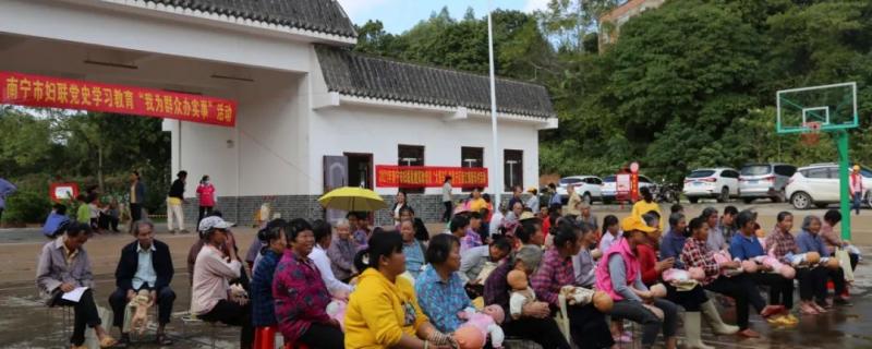 2021年南寧市婦聯(lián)聯(lián)合10家婦女創(chuàng)業(yè)就業(yè)定點培訓機構(gòu)深入12個縣區(qū)55個