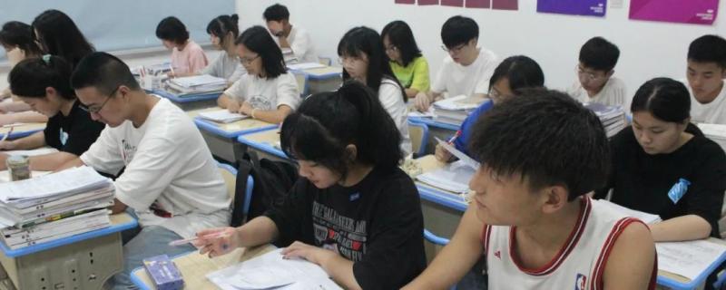 本人今年高三文化分四百左右想學(xué)美術(shù)并藝考從現(xiàn)在起到高補整整一年有